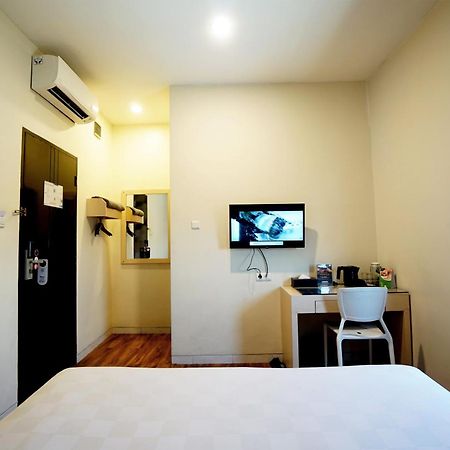 Hotel 88 Mangga Besar Raya 120 Jakarta By Wh Exterior foto